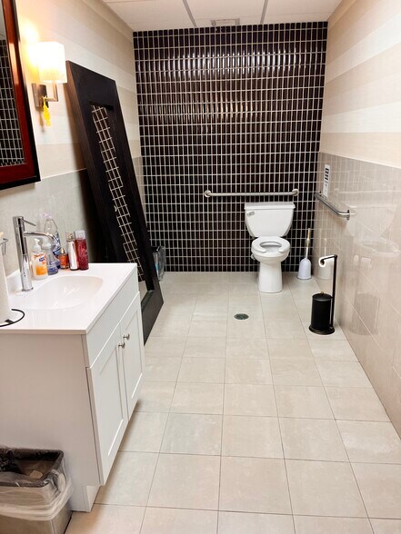 More Photos Of 600 Broadhollow Rd, Melville Office For Lease