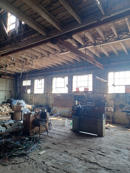 More Photos Of 419 S Broad St, Klamath Falls Light Distribution For Sale