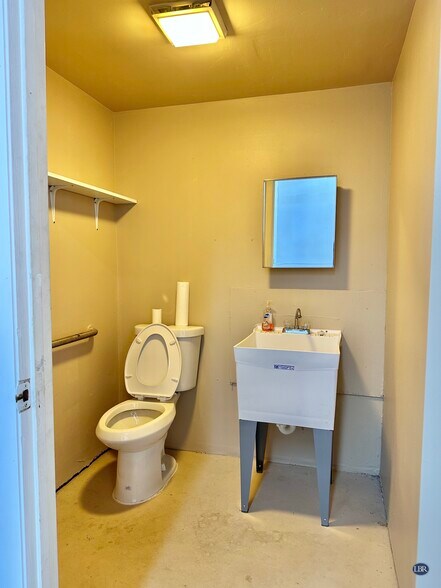 More Photos Of 2860-2870 NE Kirby Cir, Palm Bay Flex For Lease