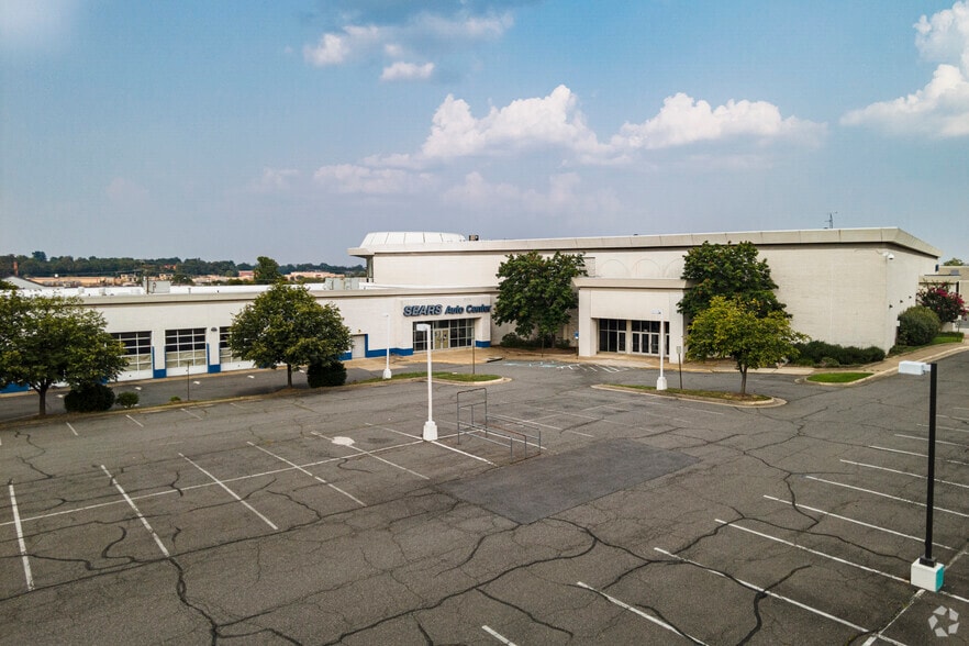 More Photos Of 6211 Leesburg Pike, Falls Church Department Store For Lease