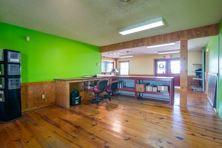 More Photos Of 641 Highland Ave, Vine Grove Freestanding For Sale