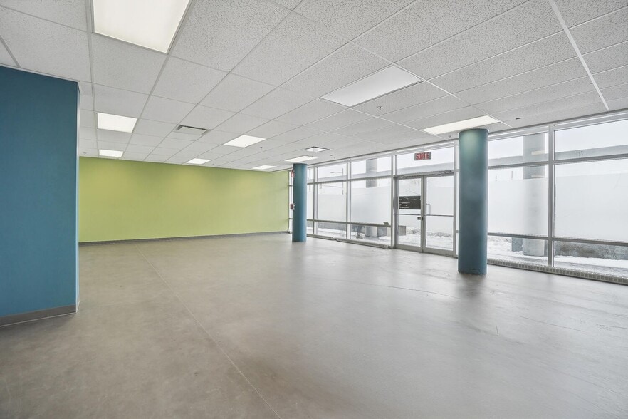 More Photos Of 10007 Boul Pie-IX, Montréal Office For Sale