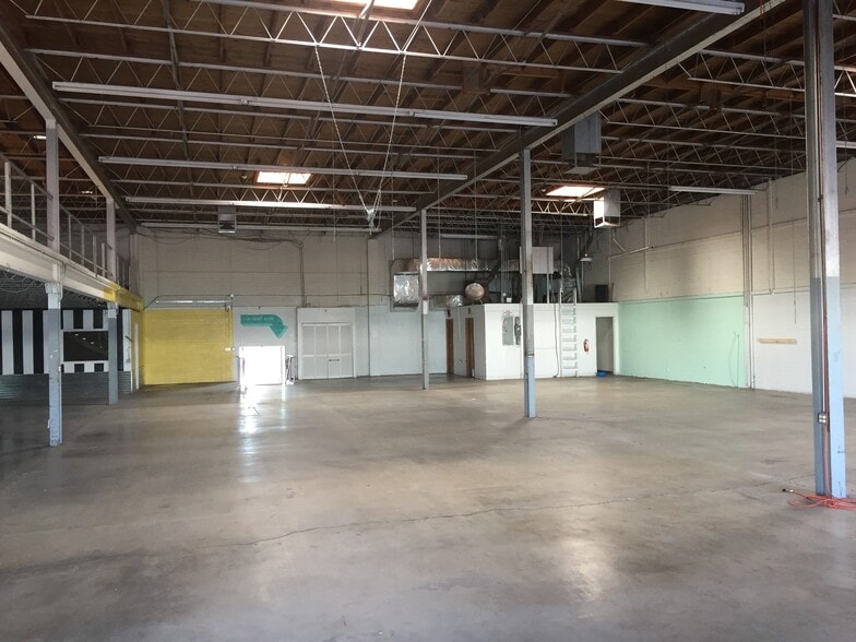 More Photos Of 724 W Indian School Rd, Phoenix Showroom For Sale