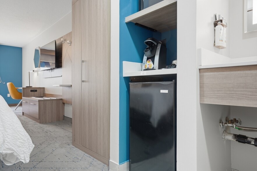 More Photos Of 10680 S Auto Mall Dr, Sandy Hotel For Sale