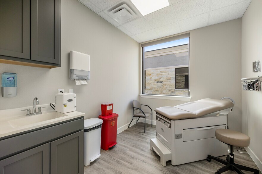 More Photos Of 3129 Kingsley Dr, Pearland Medical For Lease