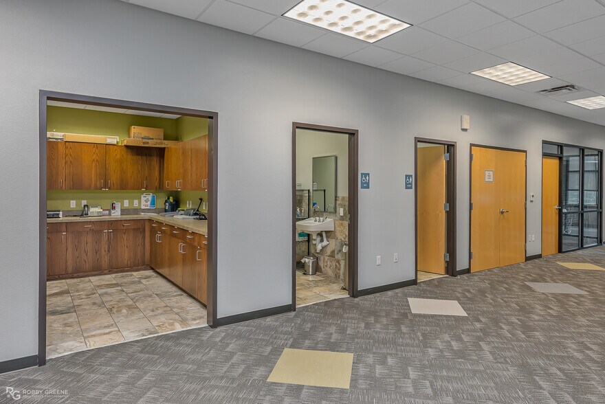 More Photos Of 10100 Woolworth Rd, Keithville Medical For Lease