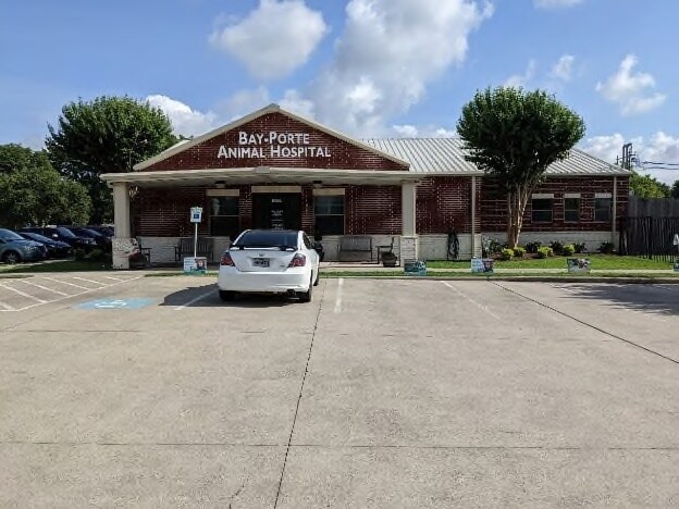 More Photos Of 10105 W Fairmont Pky, La Porte Veterinarian Kennel For Sale