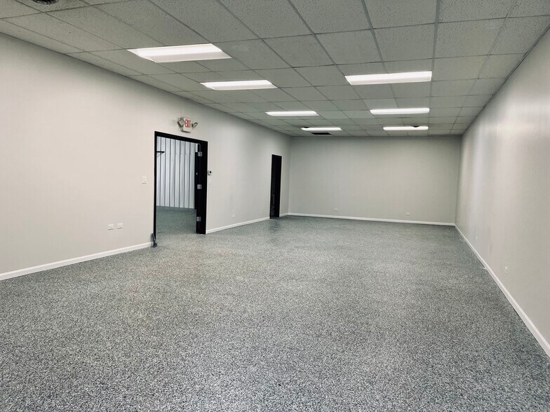 More Photos Of 517 N Lake Ave, Twin Lakes Showroom For Lease