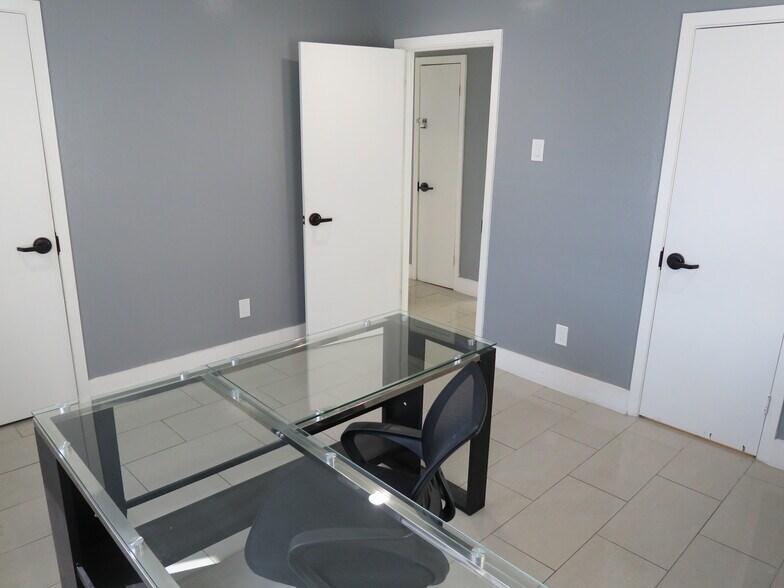 More Photos Of 5638 Star Ln, Houston Auto Dealership For Lease