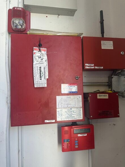 More Photos Of 4913 W Laurel St, Tampa Light Distribution For Sale