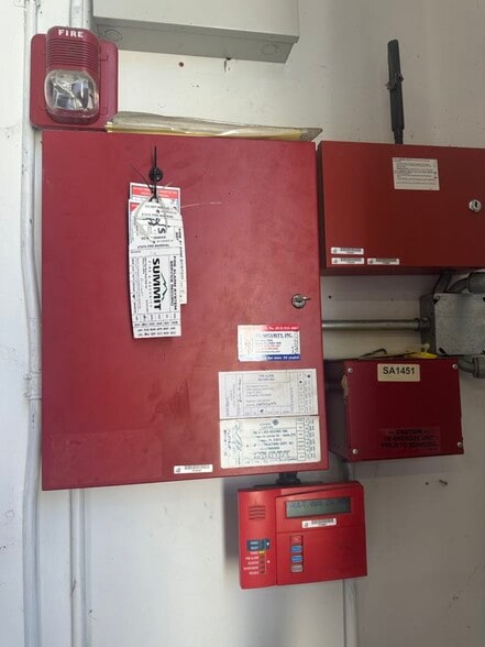 More Photos Of 4913 W Laurel St, Tampa Light Distribution For Lease