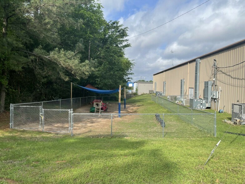 More Photos Of 1937 Deerbrook Dr, Tyler Warehouse For Lease