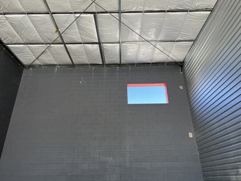 More Photos Of 11 NW Frontage Rd, Fort Collins Showroom For Lease