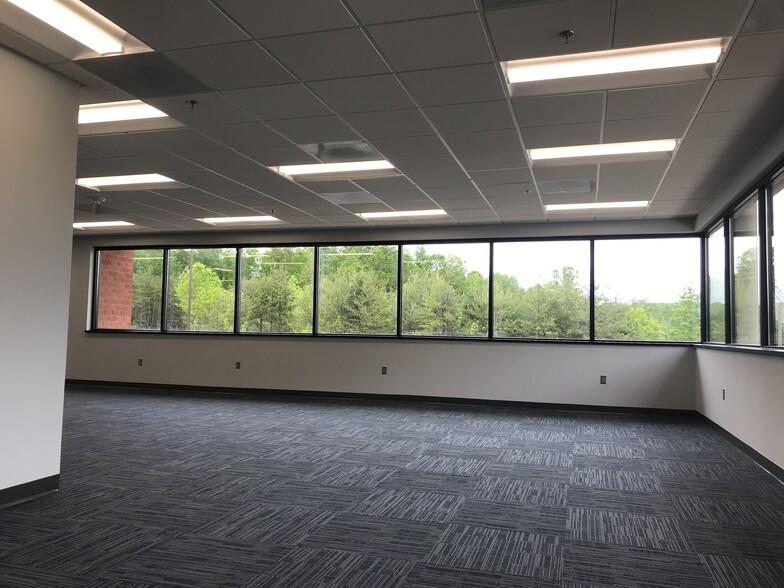 More Photos Of 450 Solomon Dr, Fredericksburg Office For Lease
