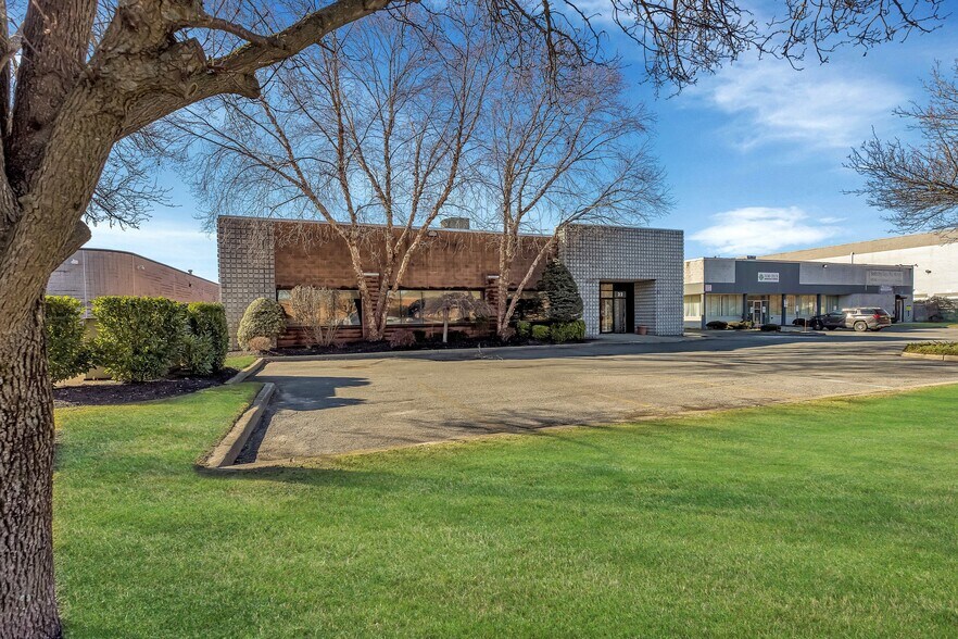 More Photos Of 22 Colt Ct, Ronkonkoma Warehouse For Sale