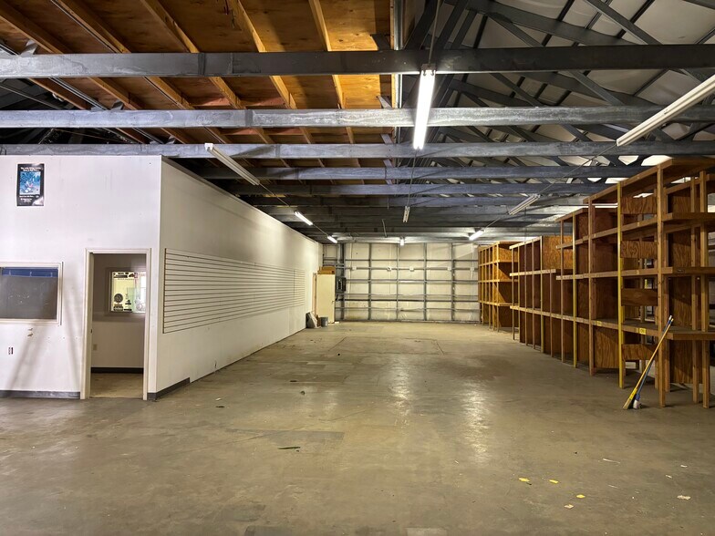 More Photos Of 439 Burton Rd, Lexington Warehouse For Lease