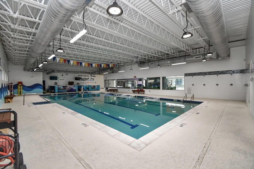 More Photos Of 10423 N Sam Houston Pky E, Humble Sports And Entertainment For Sale