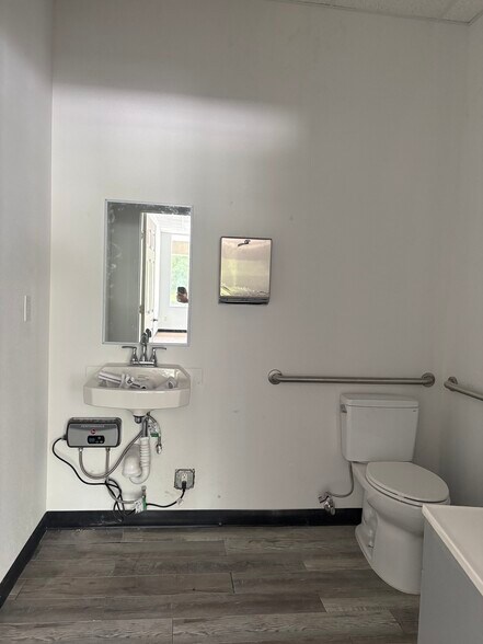 More Photos Of 16824 Gunn Hwy, Odessa Storefront Retail Office For Lease
