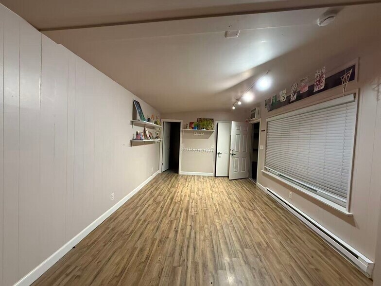 More Photos Of 1592 NW Maple St, Issaquah Showroom For Lease