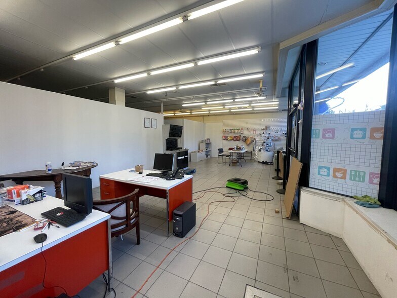 More Photos Of 6918 Myrtle Ave, Glendale Storefront For Lease