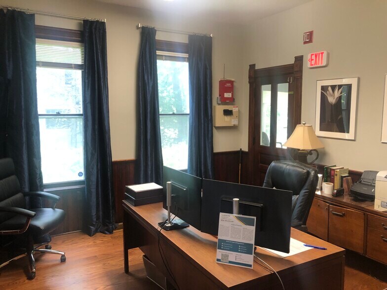 More Photos Of 137 W Park Ave, Libertyville Office For Lease