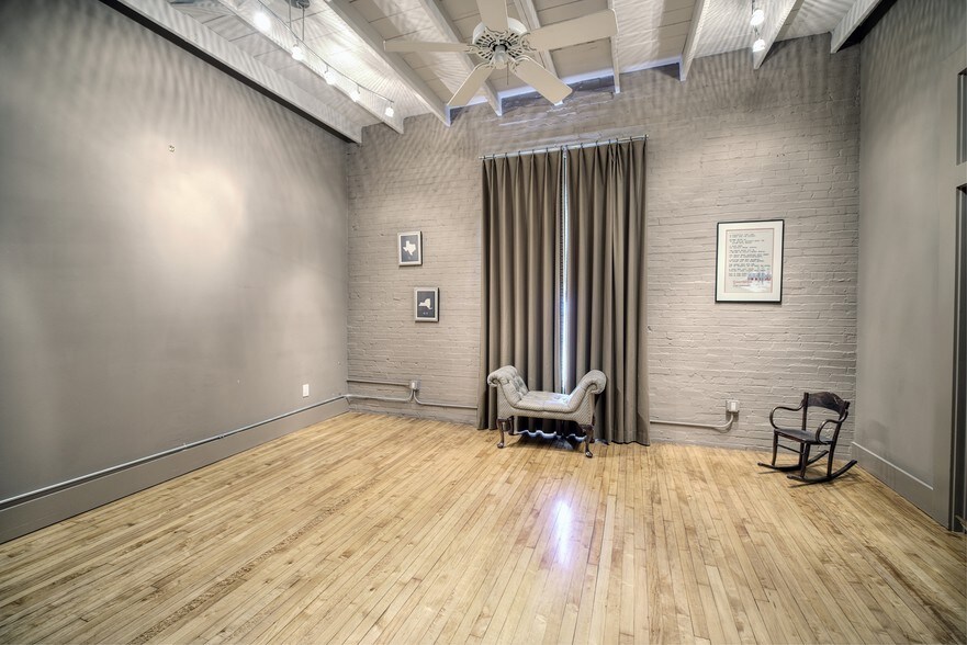 More Photos Of 2409 Commerce St, Houston Freestanding For Lease