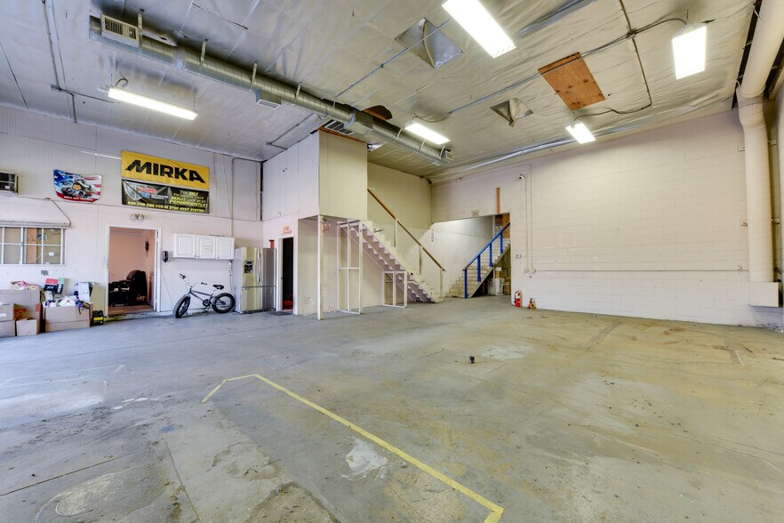 More Photos Of 14332 Oxnard St, Van Nuys Warehouse For Lease