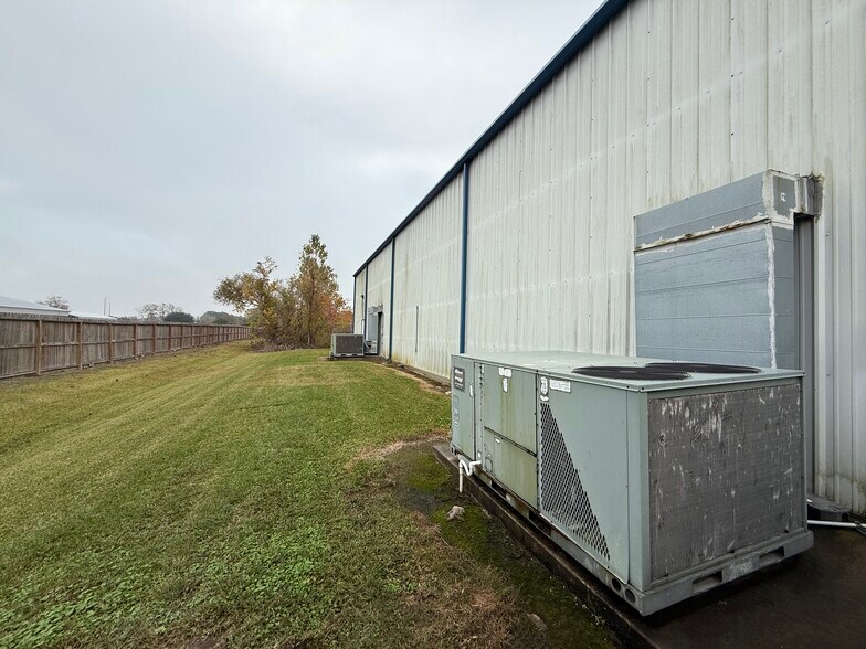 More Photos Of 951 Columbia Memorial Pky, Kemah Warehouse For Lease