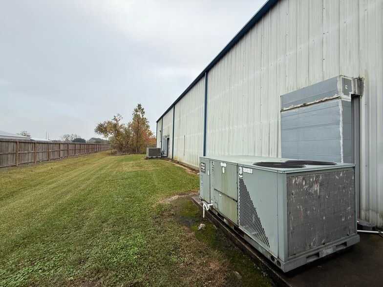 More Photos Of 951 Columbia Memorial Pky, Kemah Warehouse For Lease