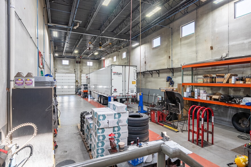 More Photos Of 525 Anderson Dr, Romeoville Warehouse For Sale