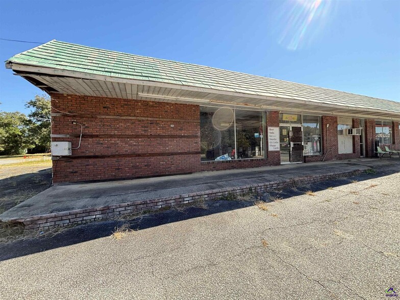 Primary Photo Of 342 N 2nd St, Cochran Service Station For Sale