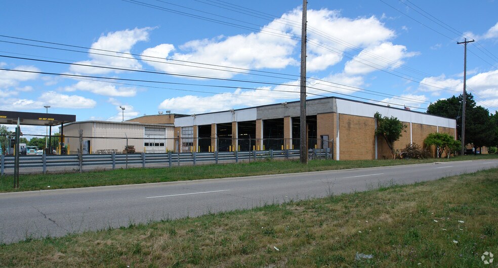 More Photos Of 2400 W Saint Joseph St, Lansing Warehouse For Lease