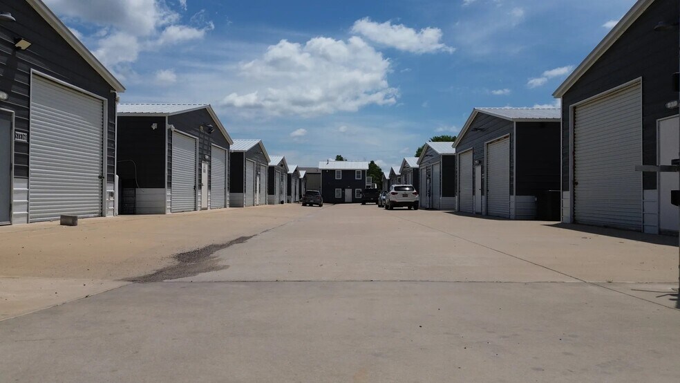 More Photos Of 3275 E Waterloo Rd, Edmond Warehouse For Sale