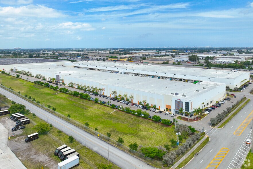 More Photos Of 5801 E 10th Ave, Hialeah Warehouse For Lease