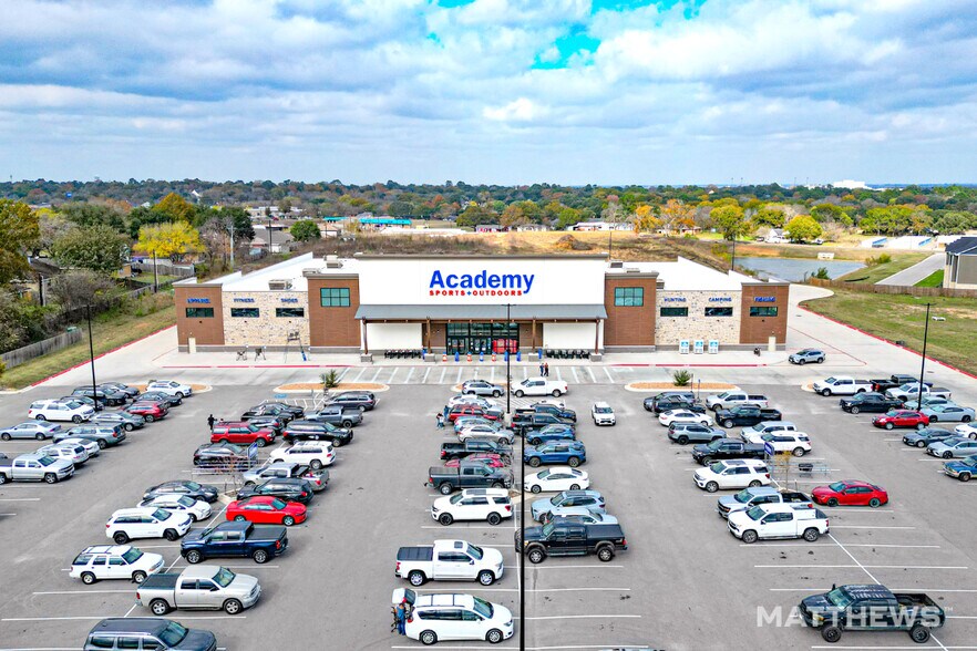 Primary Photo Of 1041 Nolan St, Brenham General Retail For Sale