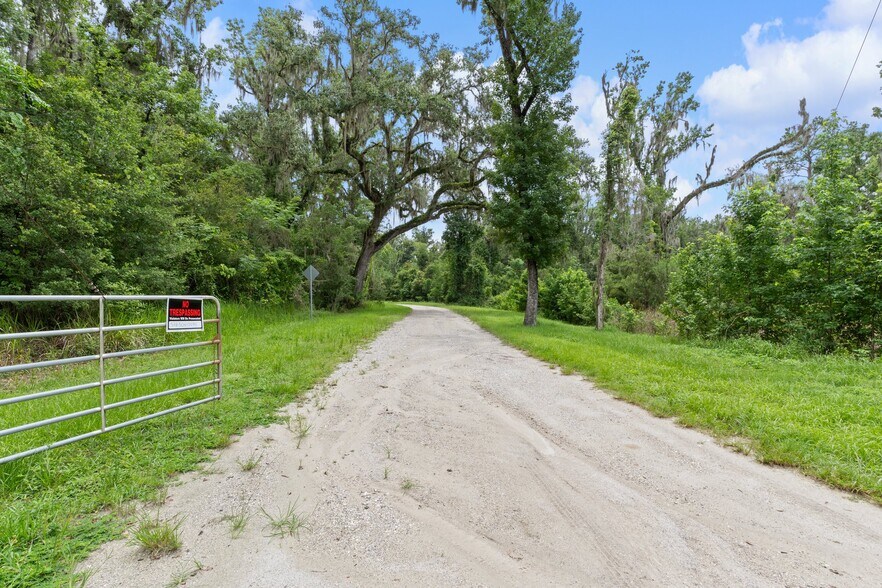 More Photos Of 6440 Cedar Ln, Brooksville Sports And Entertainment For Sale