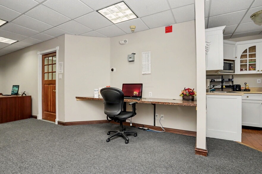 More Photos Of 27 Mill Plain Rd, Danbury Office For Sale