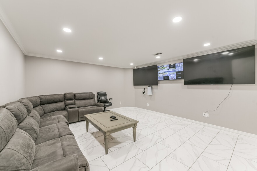 More Photos Of 1207 S Houston, Humble Warehouse For Sale