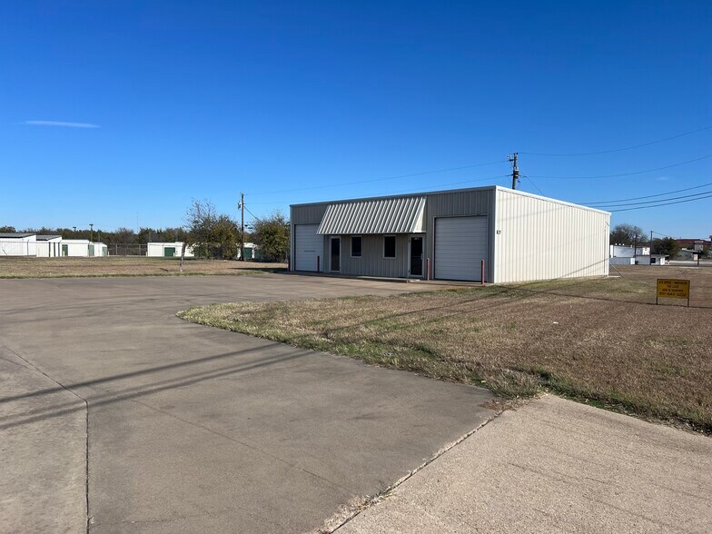 More Photos Of 408 W Kilpatrick Ave, Cleburne Flex For Lease