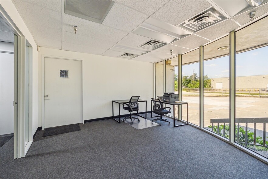 More Photos Of 447 W 38th St, Houston Distribution For Lease