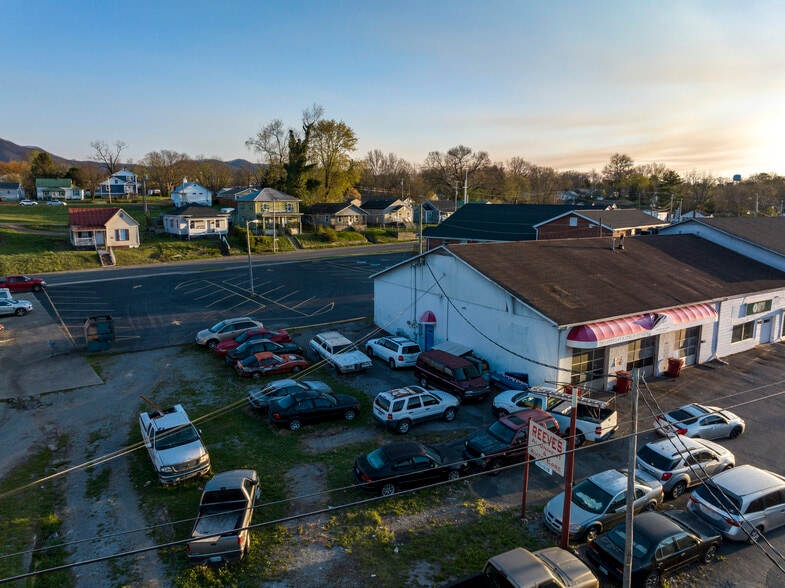 More Photos Of 525 W Market St, Johnson City Flex For Lease