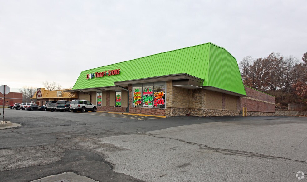 More Photos Of 6300-6314 N Oak Tfwy, Gladstone Freestanding For Lease