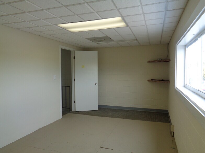 More Photos Of 6020 Deacon Rd, Sarasota Warehouse For Sale