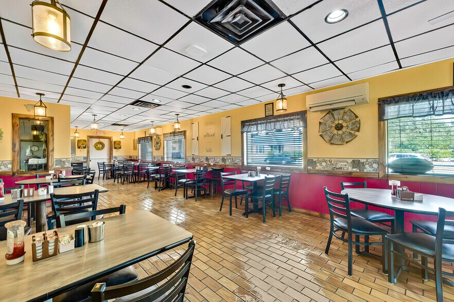 More Photos Of 104 S US Highway 41, Inverness Restaurant For Sale