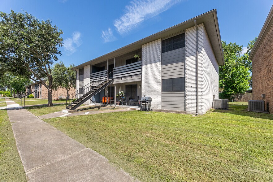 More Photos Of 101-112 Deerwood Dr, Victoria Apartments For Sale