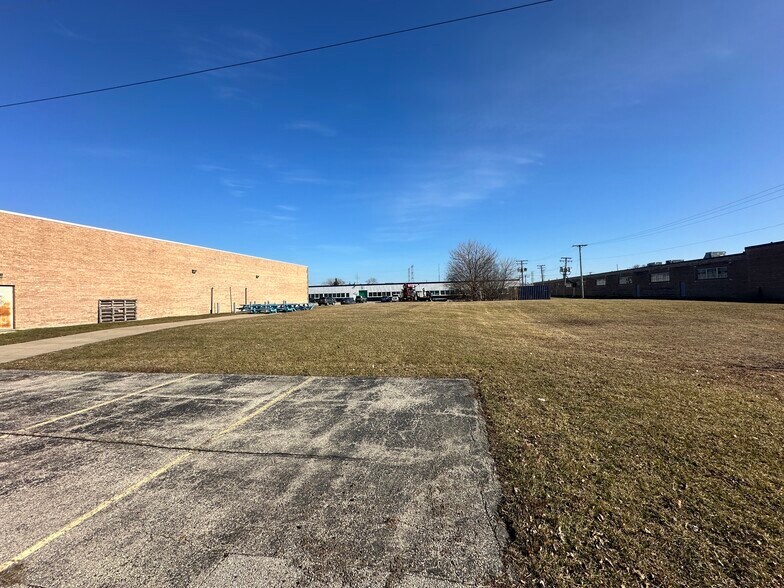 More Photos Of 333 W Hintz Rd, Wheeling Warehouse For Lease