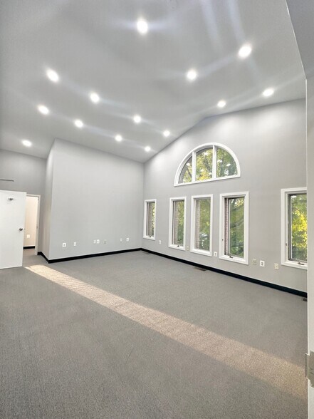 More Photos Of 9300-9306 Old Keene Mill Rd, Burke Loft Creative Space For Lease