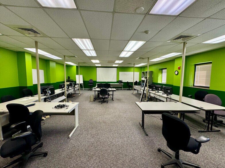 More Photos Of 112 6th St, Bristol Telecom Hotel Data Hosting For Sale