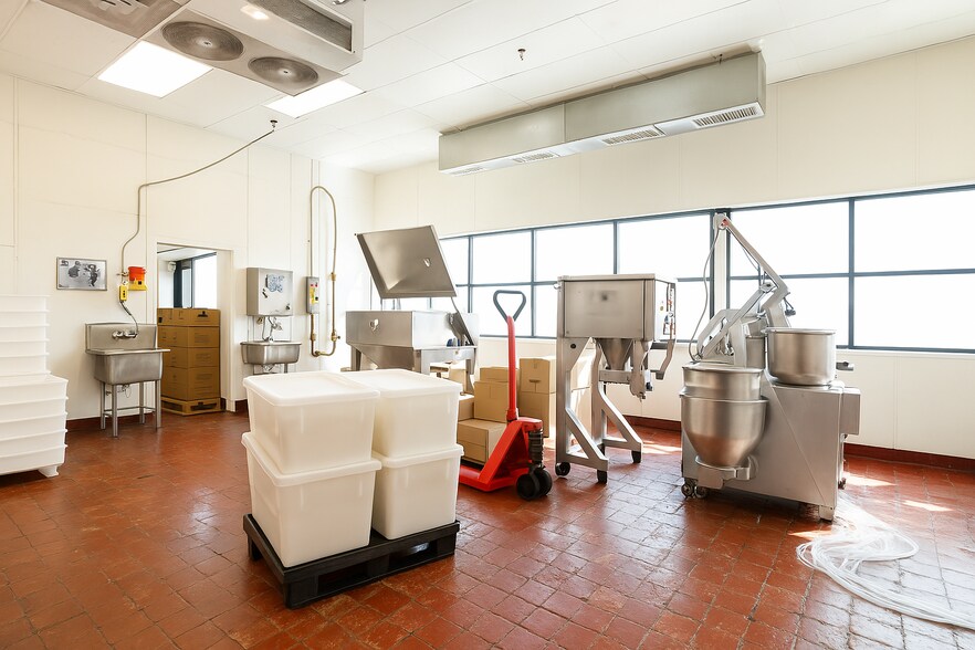 More Photos Of 310 Roosevelt Ave, Spring Valley Freestanding For Lease