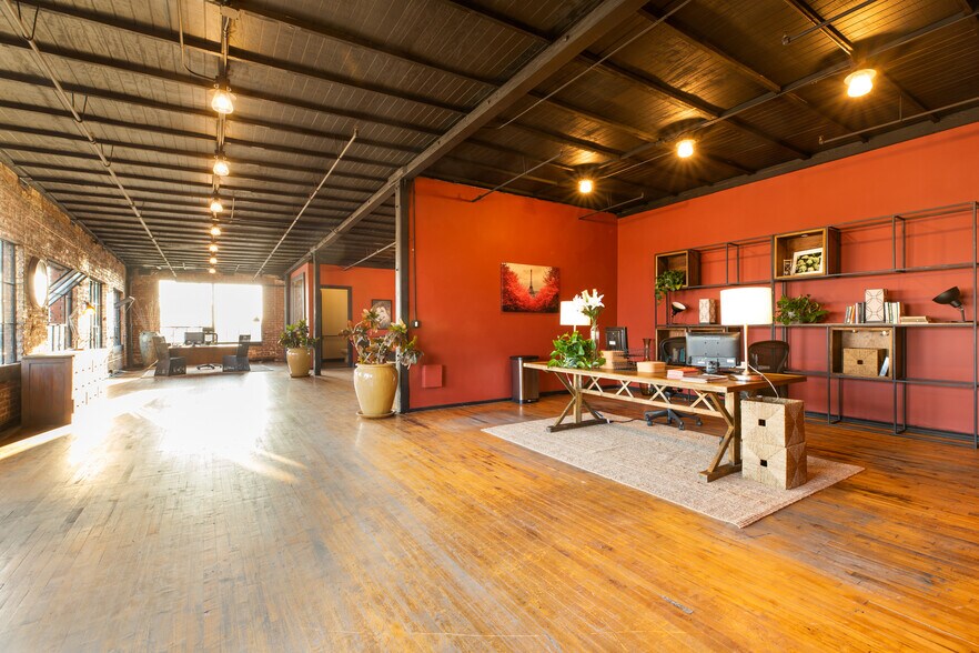 More Photos Of 615 E 61st St, Los Angeles Light Manufacturing For Sale